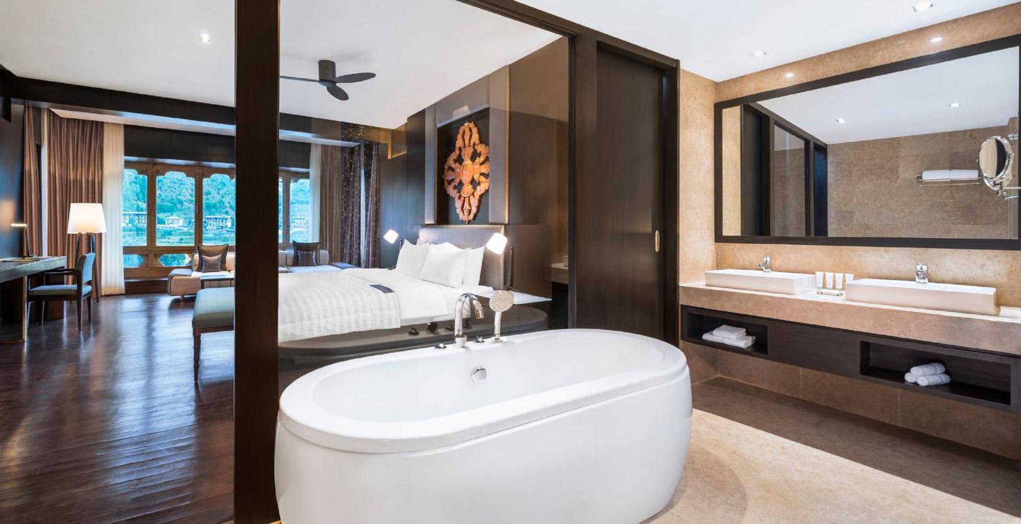 Deluxe King, Larger Guest room, 1 King or 1 Double, Sofa bed